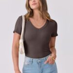 ANRABESS Women Short Sleeve V Neck Ribbed Knit Fitted Shirts Basic Tees Tops 2025 Summer Casual T-Shirts Going Out Outfits Brown Medium